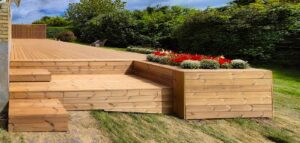 terrasse med spansk trappe og højbed