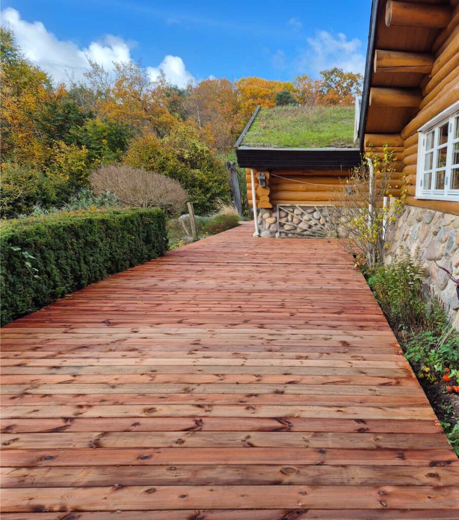 Skovterrasse i brunimprægneret træ billede 2