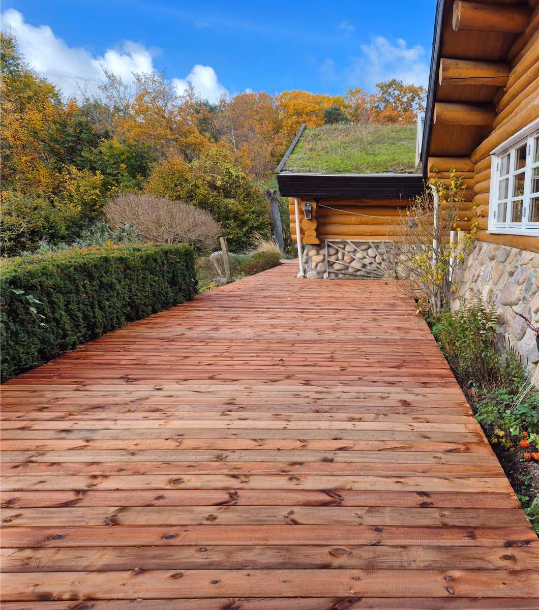 Skovterrasse i brunimprægneret træ — træterrasse i Allerød