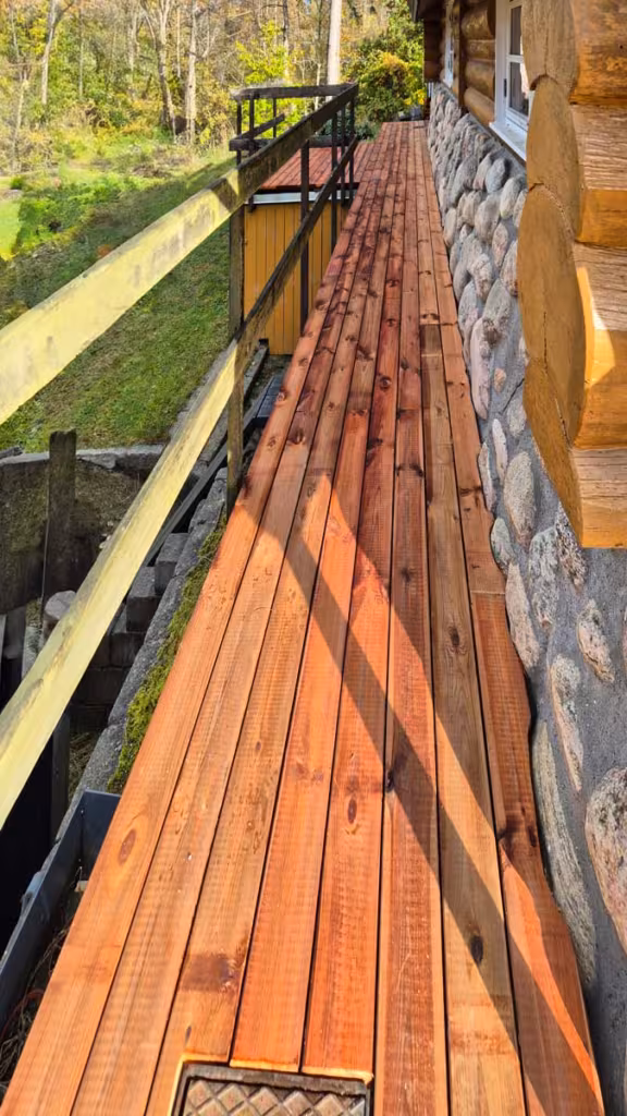 Skovterrasse i brunimprægneret træ billede 5