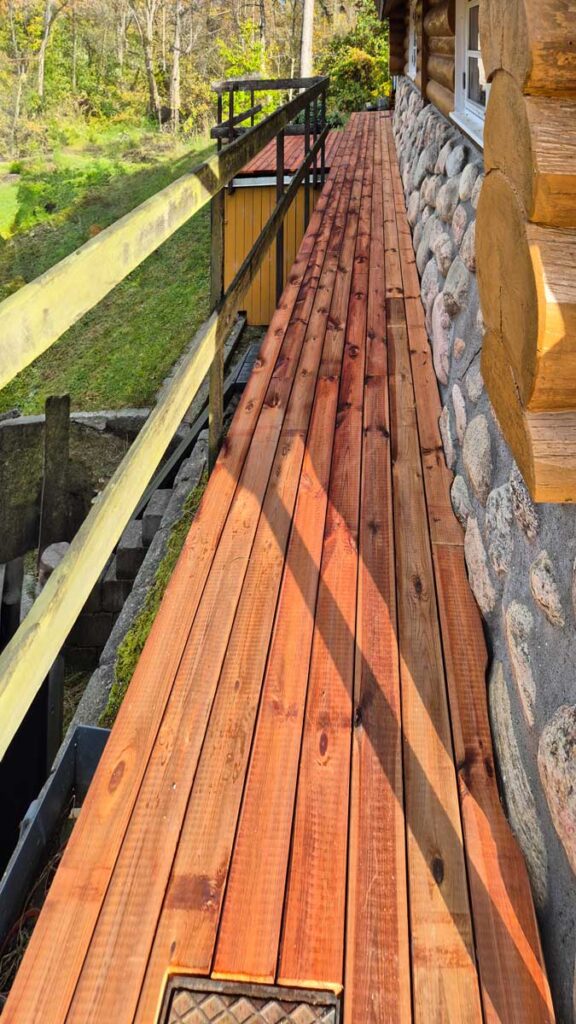 Skovterrasse i brunimprægneret træ billede 5