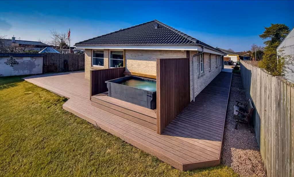 Komposit-terrasse med spa-opbygning billede 4