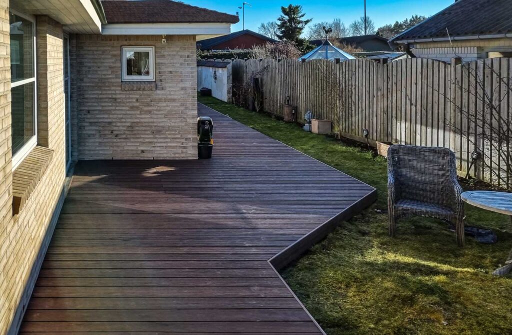 Komposit-terrasse med spa-opbygning billede 3