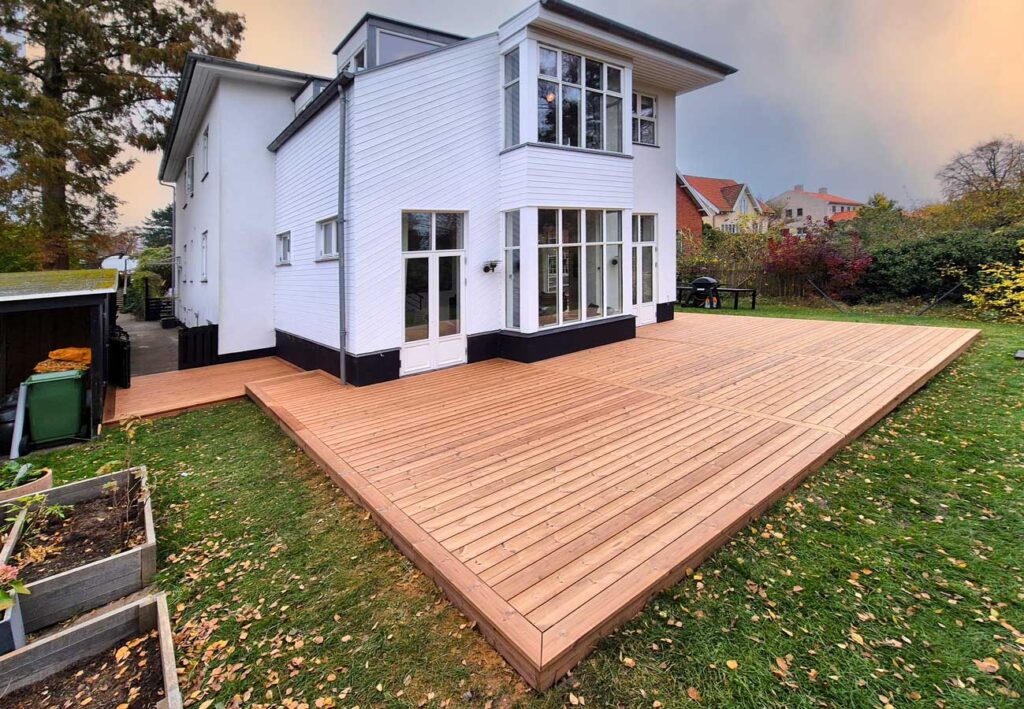 Thermowood terrassedæk i Charlottenlund