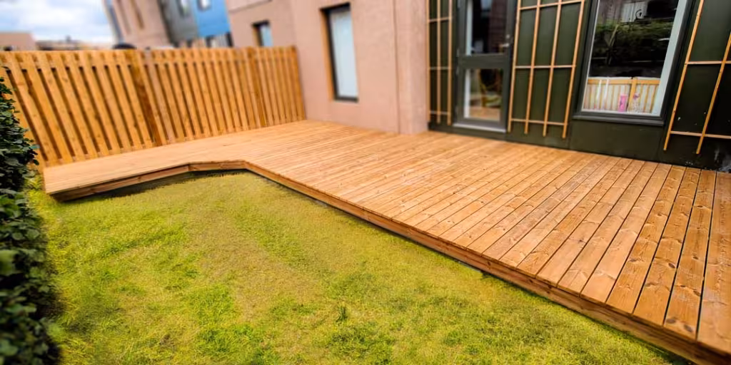 Hyggelig thermowood vinkelterrasse i Albertslund