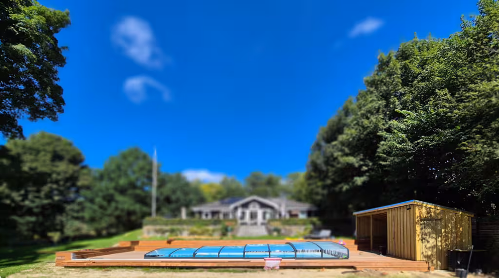 Ipé poolterrasse m. skur og teknikrum