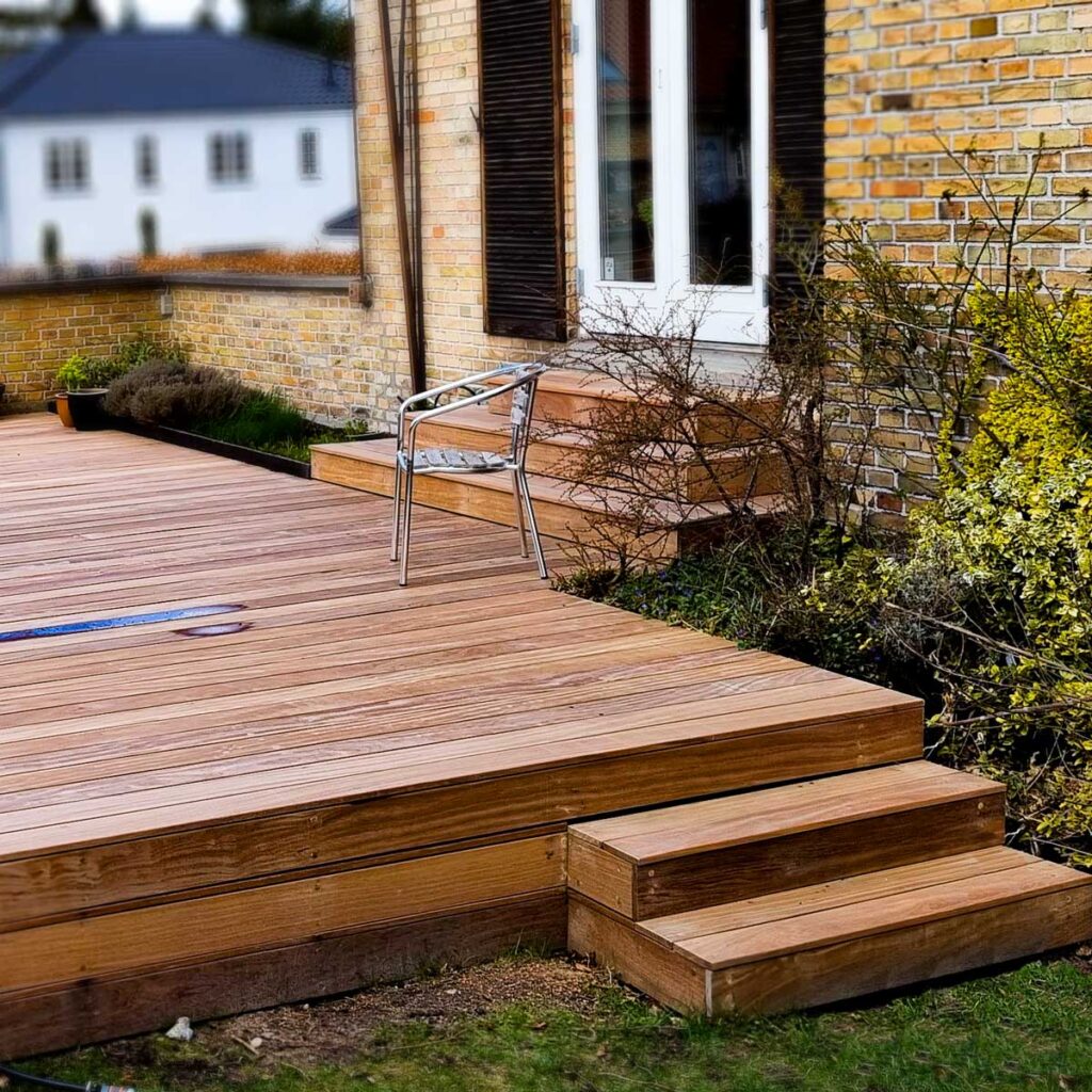 Hævet terrasse i cumaru med proppede skruer billede 3