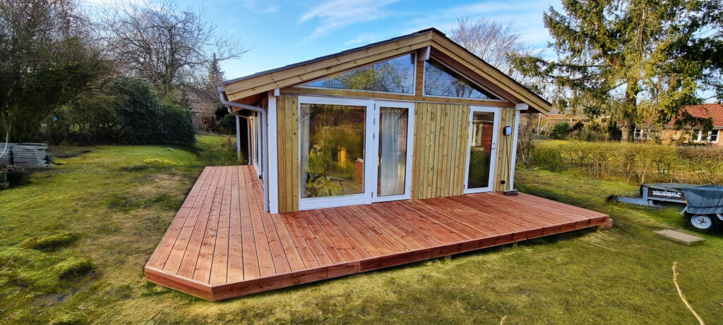 Terrasse i brunimprægneret træ med enkelt frisebræt og trin | Farum