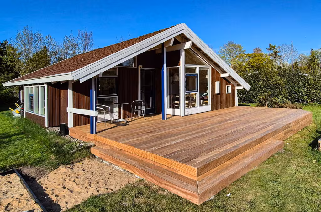 Træterrasse omkring sommerhus i Gilleleje