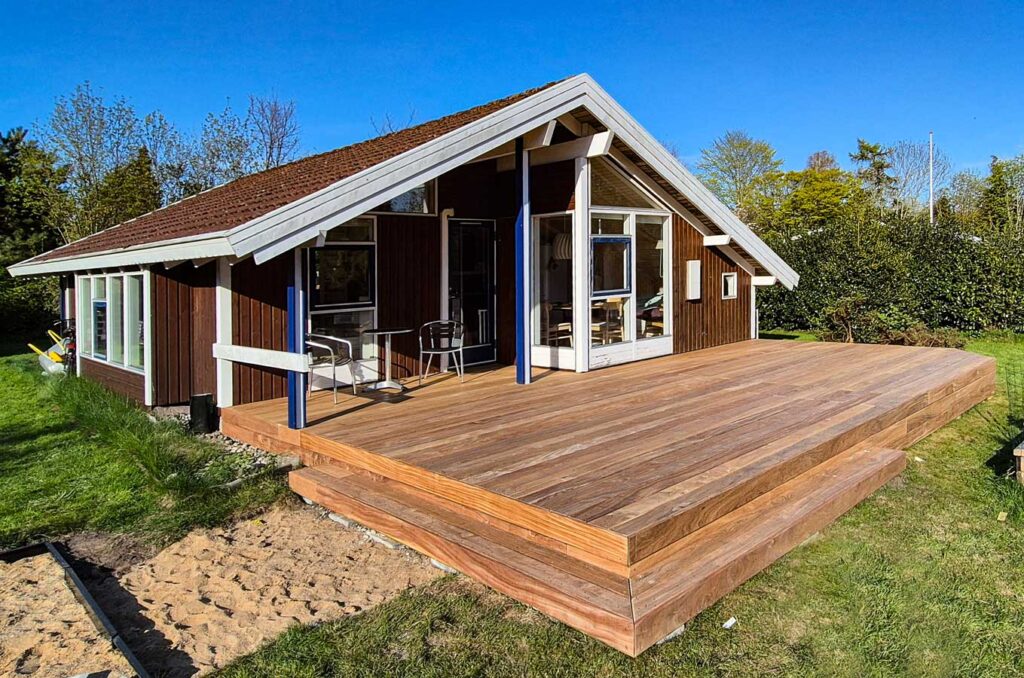 Træterrasse omkring sommerhus i Gilleleje