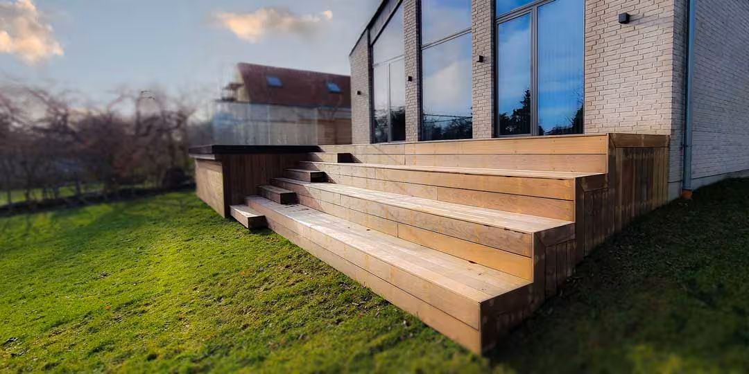 Brede terrassetrin ned mod haven i Hørsholm