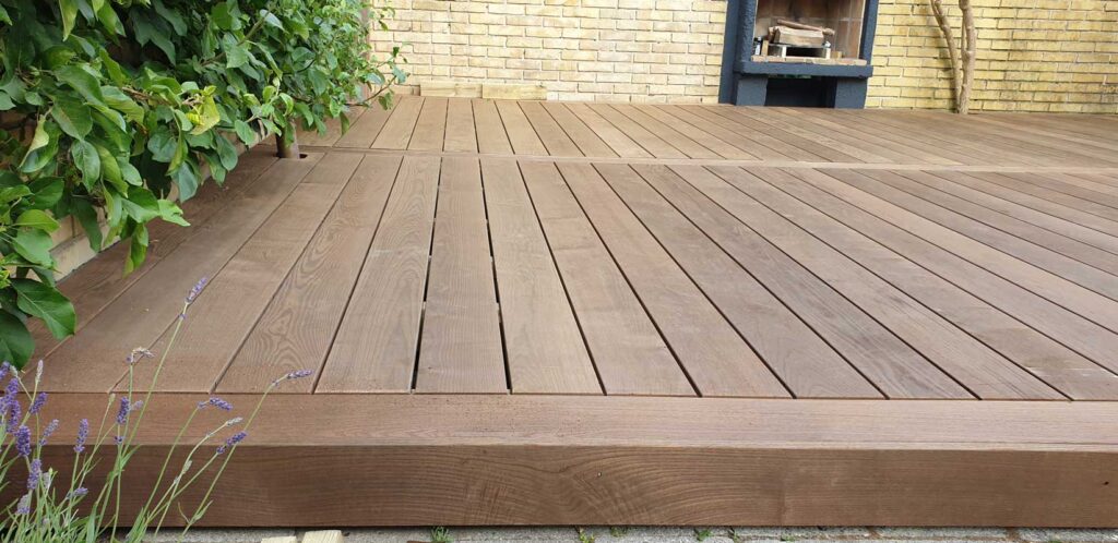 Varmebehandlet asketræs-terrasse