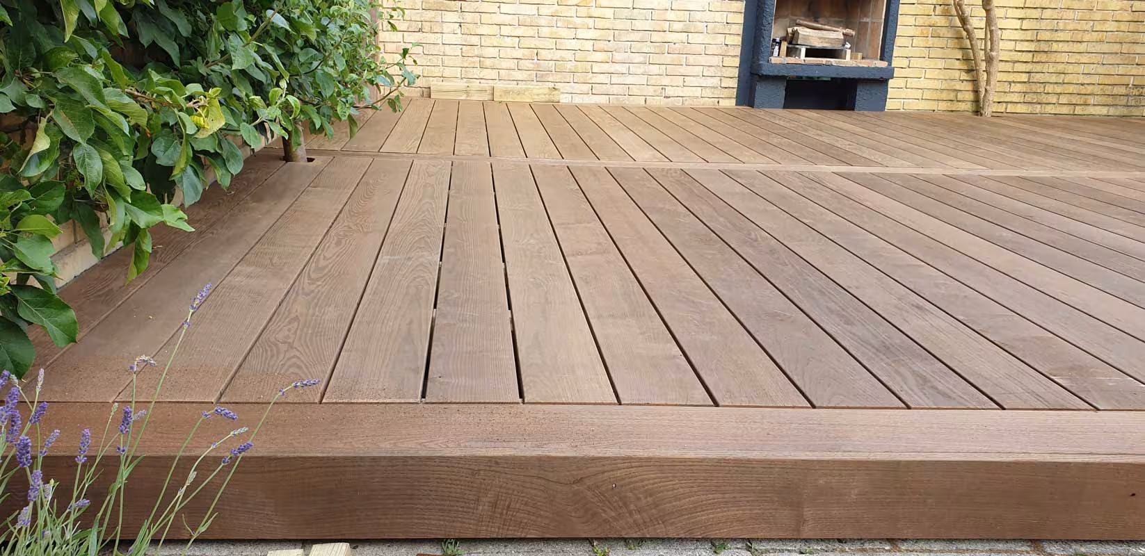 Træterrasse bygget af os i Nordsjælland: Varmebehandlet asketræs-terrasse