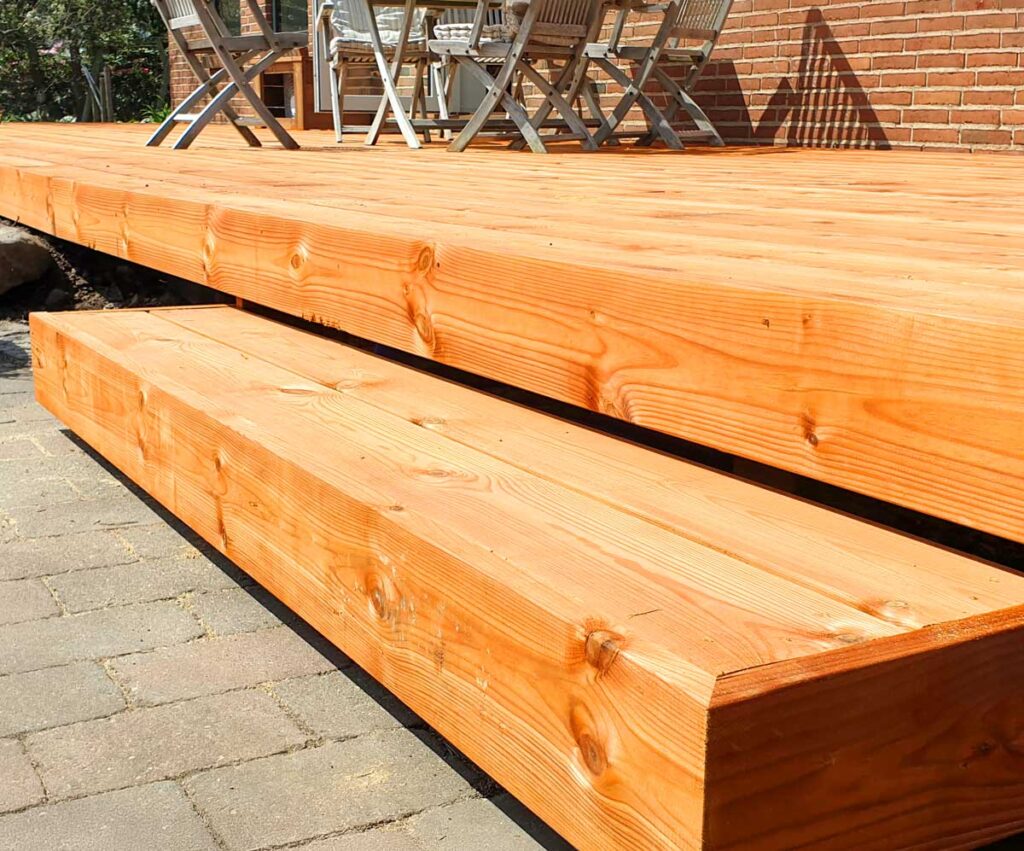 Brunimprægneret fyrretræs terrasse