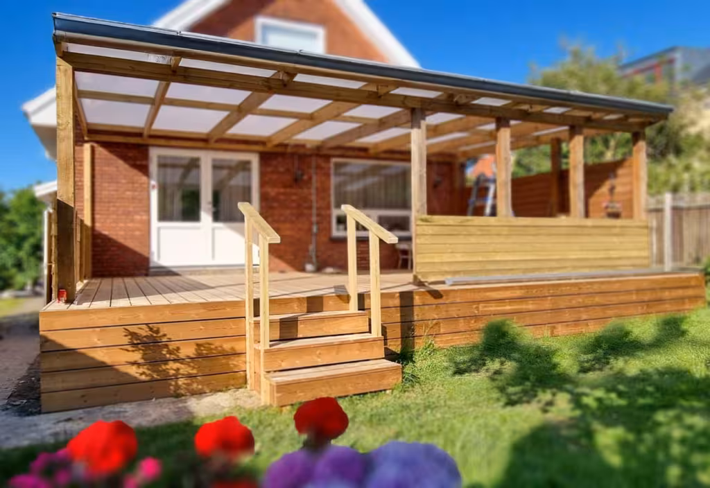 Hævet terrasse med overdækning, rækværk og trappe
