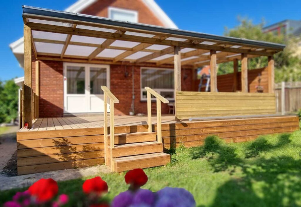 Hævet terrasse med overdækning, rækværk og trappe