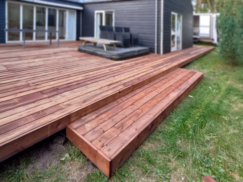 Stor terrasse i brunimprægneret træ billede 3