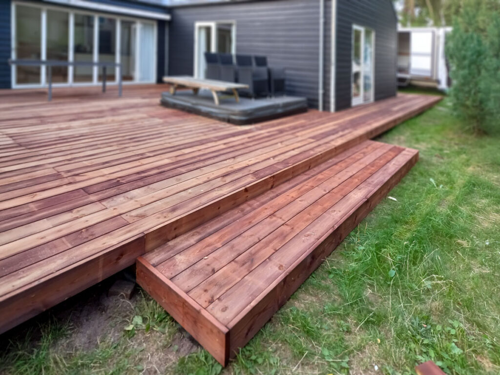 Stor terrasse i brunimprægneret træ billede 3