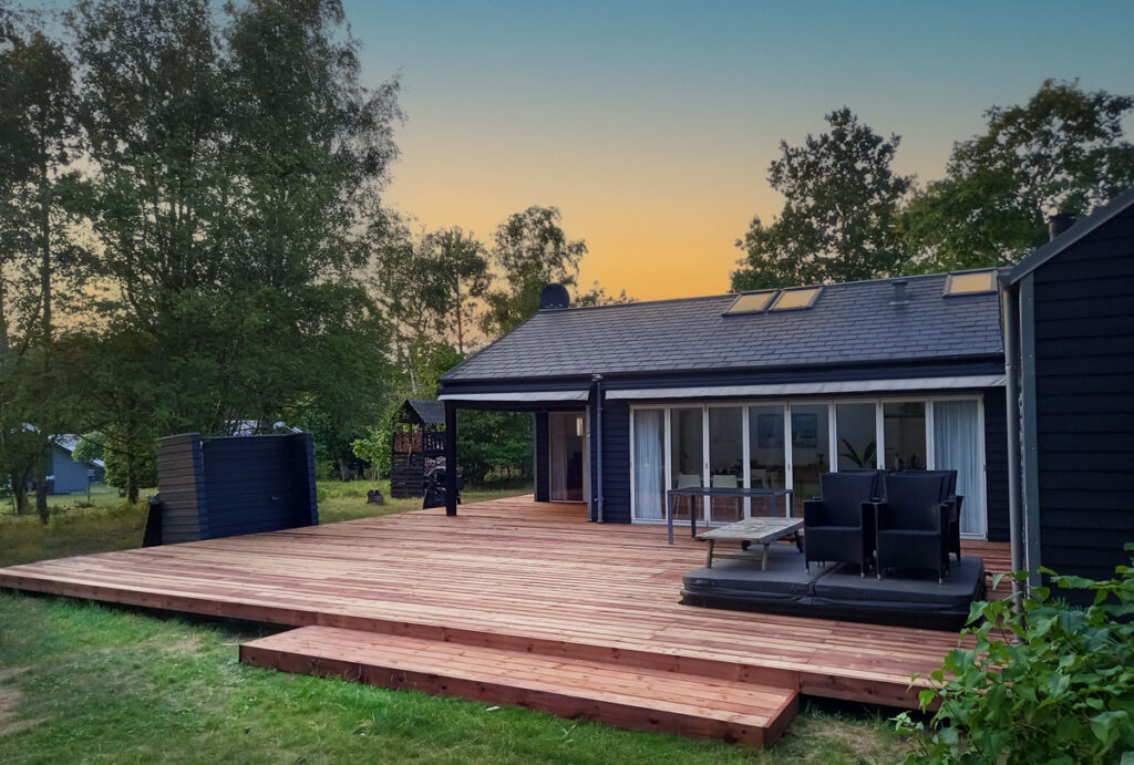 Stor terrasse i brunimprægneret træ billede 2
