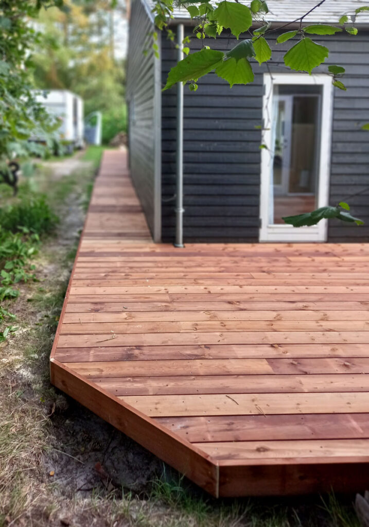 Stor terrasse i brunimprægneret træ billede 5