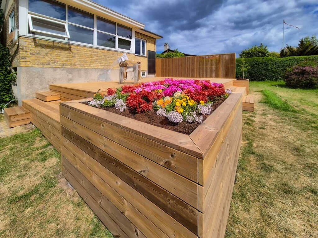 Høj terrasse i Thermowood