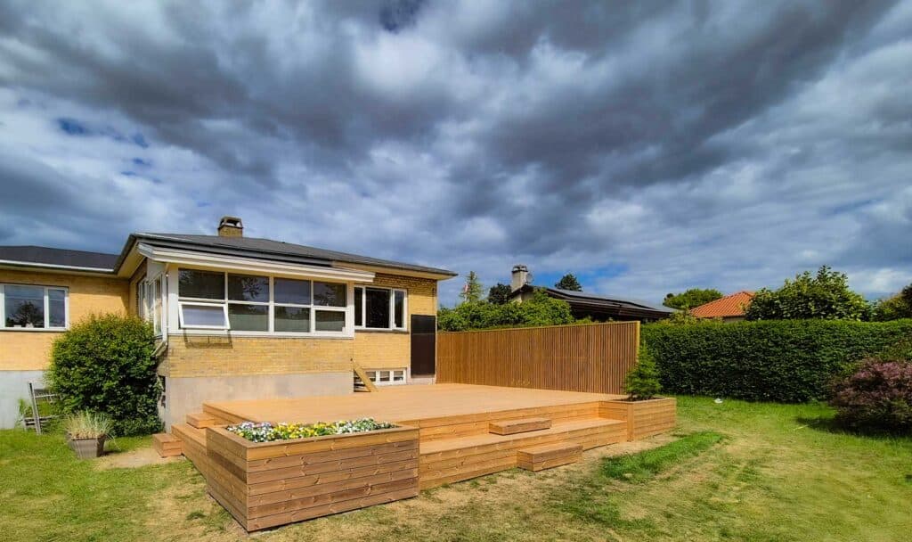 Høj terrasse i Thermowood billede 2