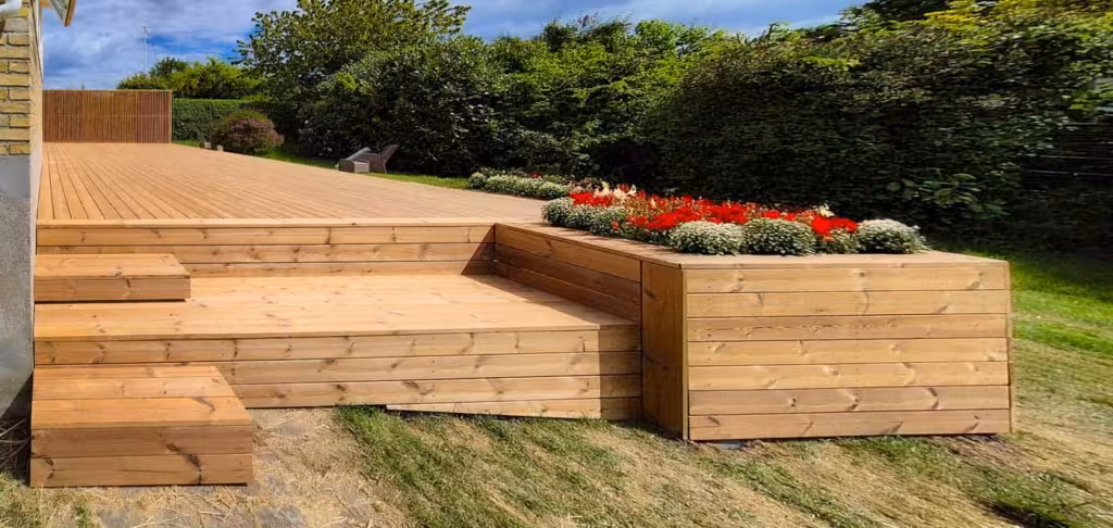 Høj terrasse i Thermowood billede 3