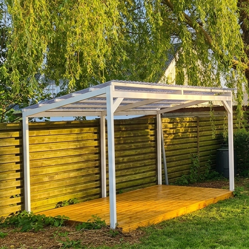 En fritliggende pergola med enkel overdækning bygget i en have i Lyngby