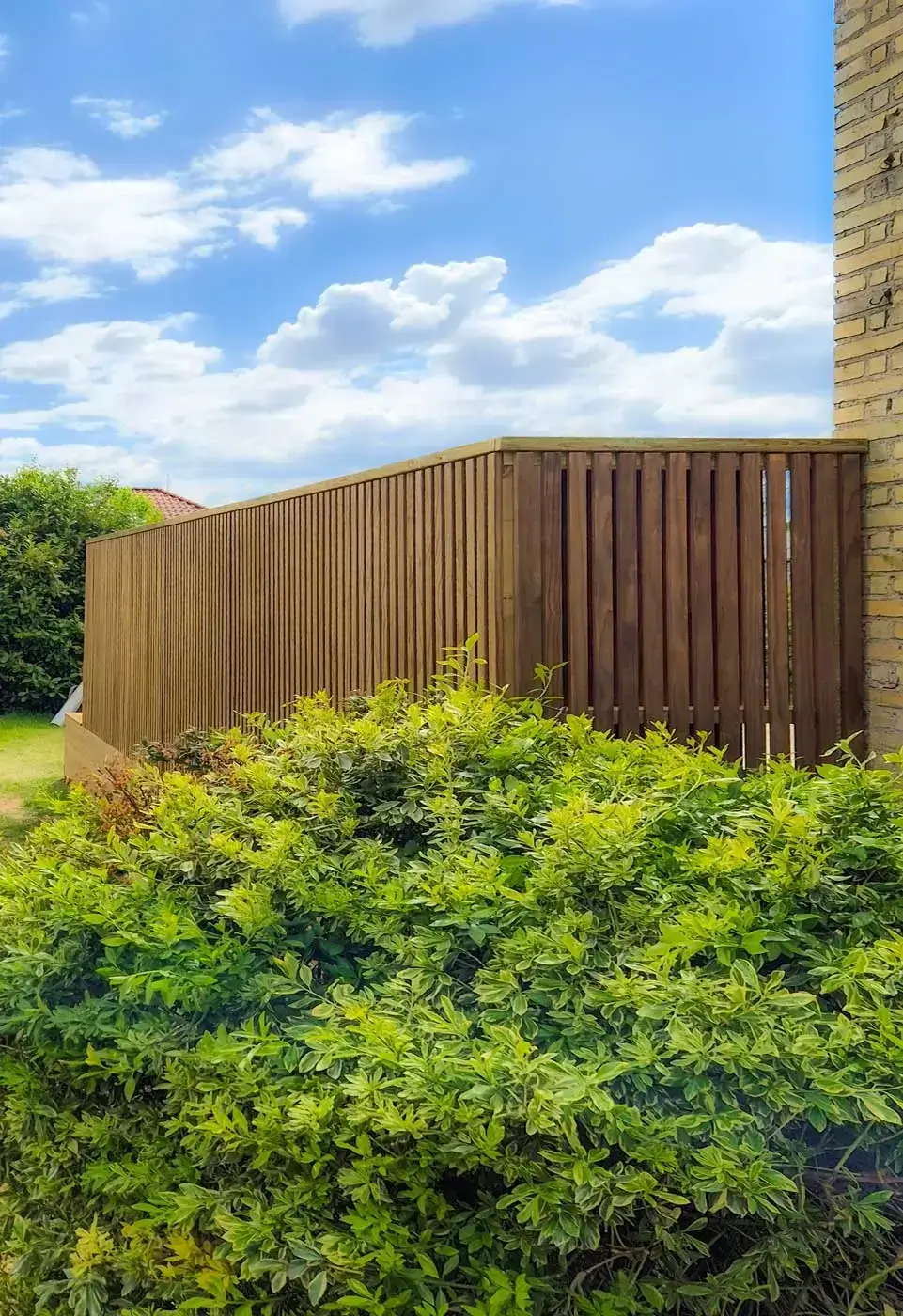 Ipé træterrasse bygget til villa i Gentofte — set fra haven