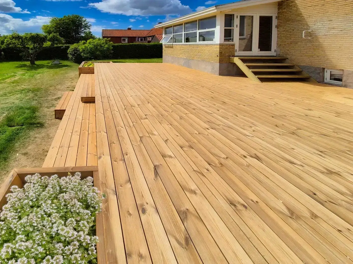 Træterrasse i Gentofte med havebed og spanske trapper