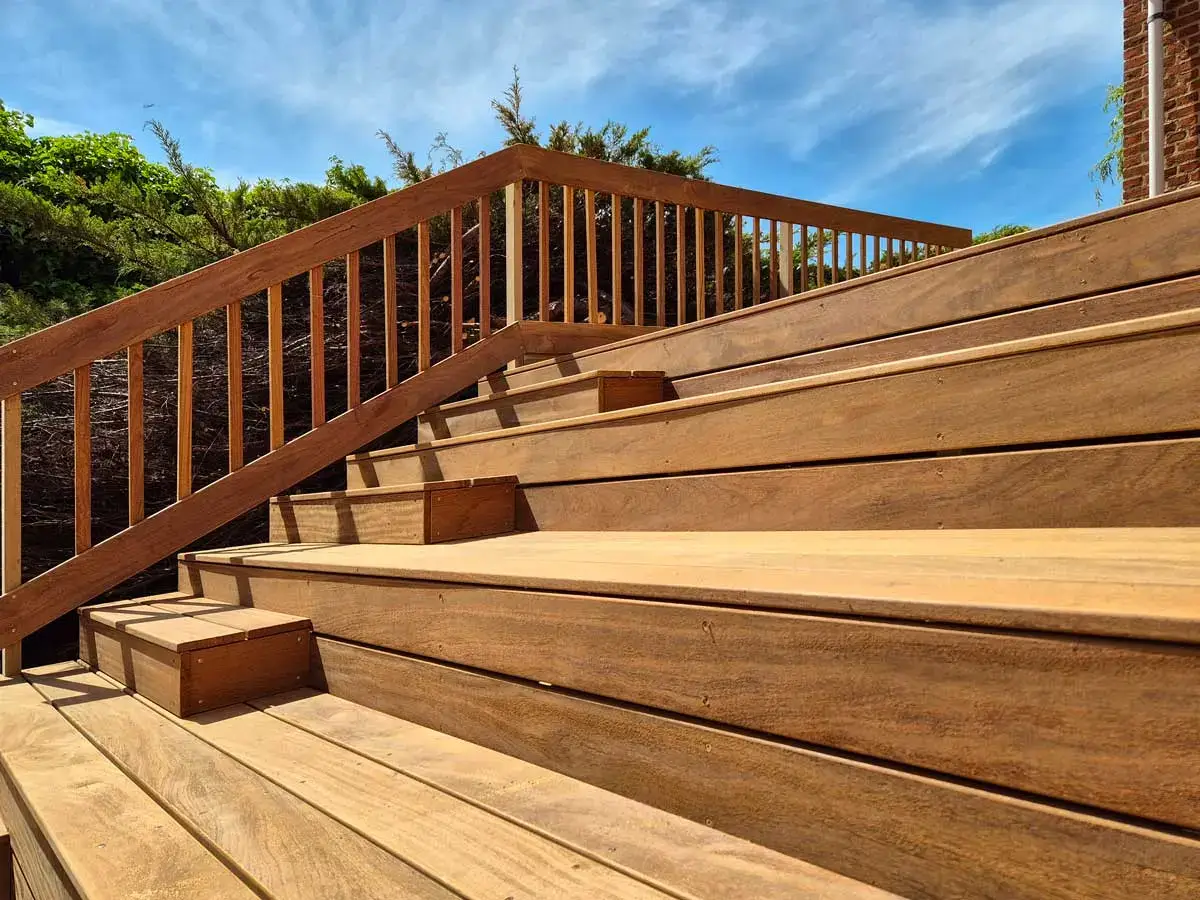 Cumaru træterrasse i Hvidovre — stor terrasse med overdækning