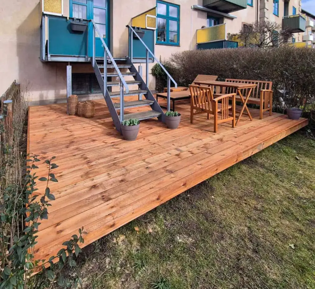 Enkel byterrasse i trykimprægneret brunt træ.