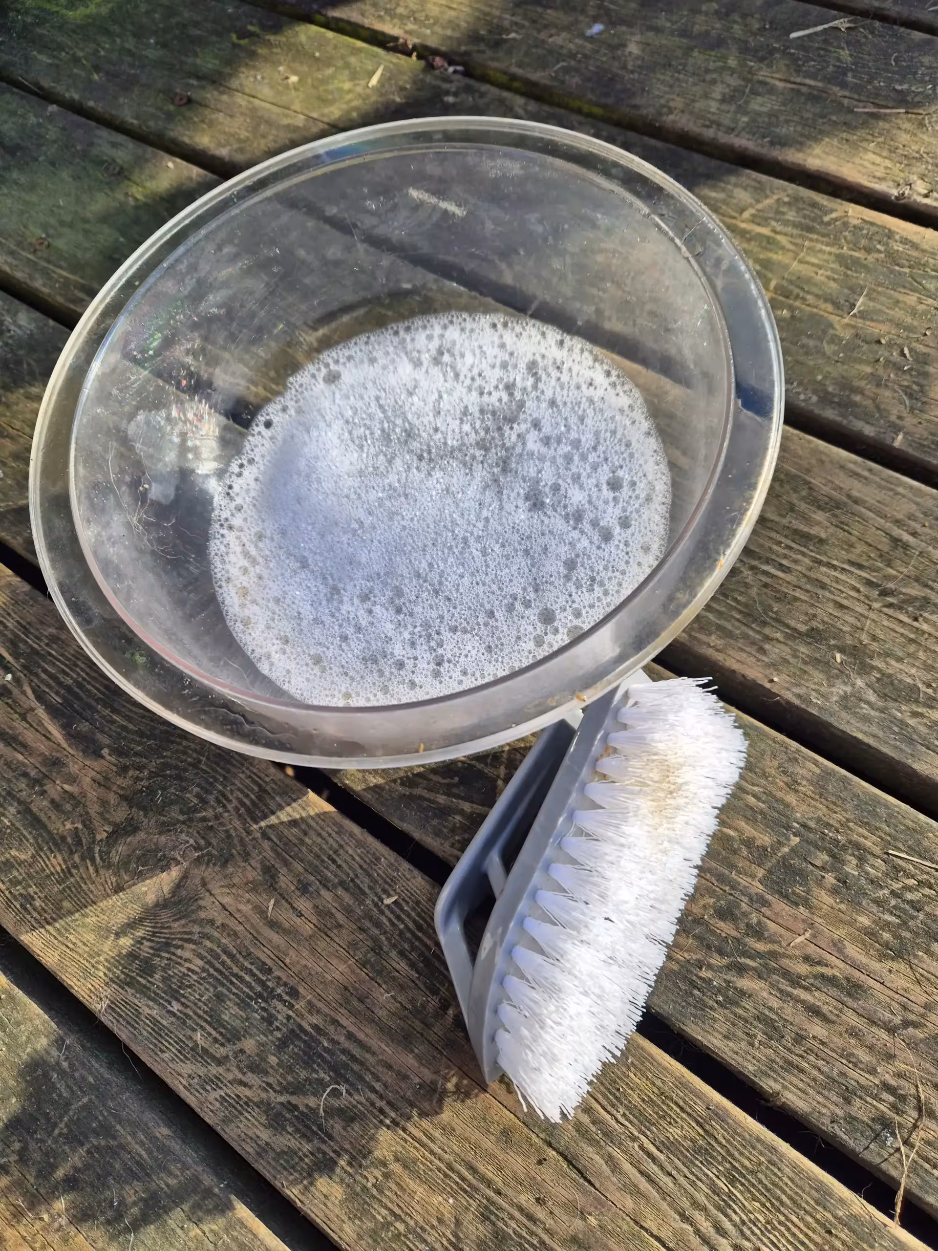 Værktøjet: sæbevand og nylonskrubbe