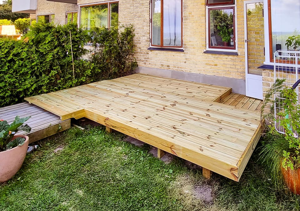 Tilpasset terrassedæk i trykimprægneret træ | Skodsborg